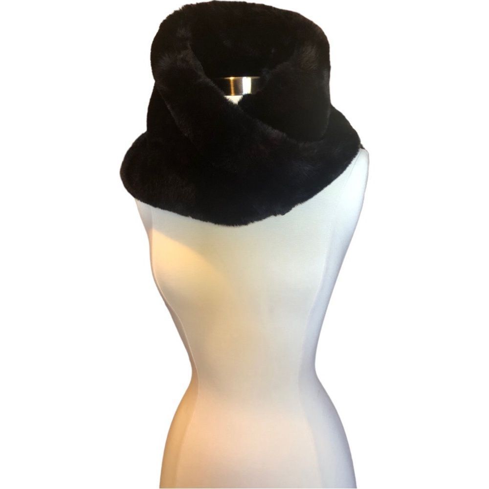 Fur infinity scarf 🧣 color black